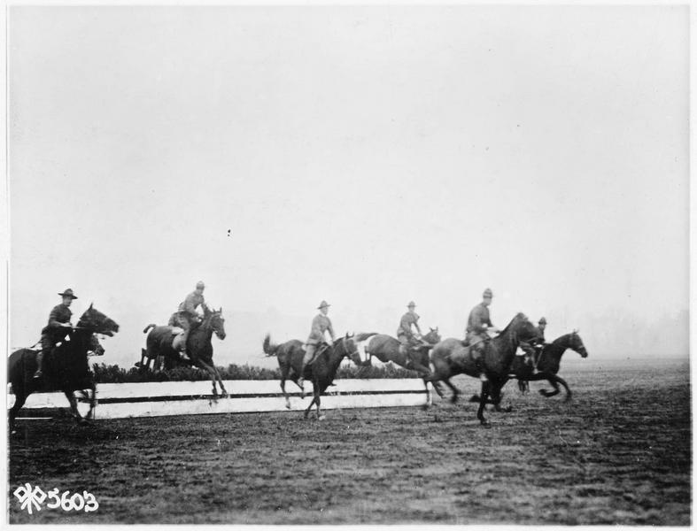 Camp Mac Clellan. Les officiers, qui donnent les cours de cavalerie, font eux aussi une course