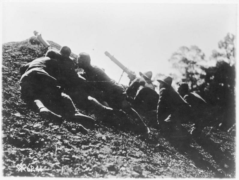 Des élèves de l'école aéronautique du Signal Corps, université de Californie, s'entraînent à tirer sur des cerfs-volants