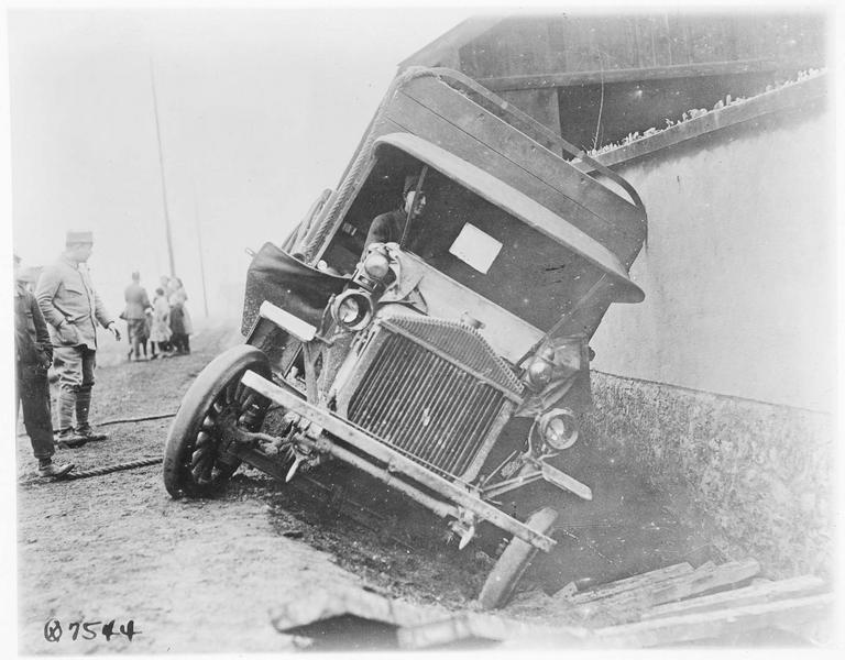 Camion de transport américain surchargé, tombé en travers d'un fossé sur le bord de la route