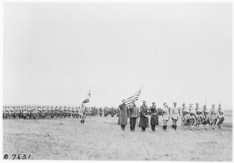 Le général de Maudhuy décorant les soldats ayant pris part au premier raid contre les Allemands