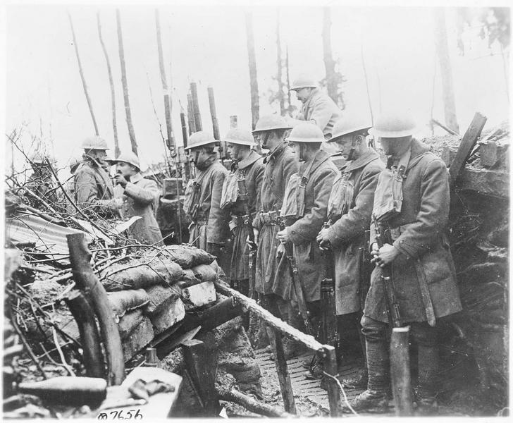 Soldats alignés dans les tranchées pour recevoir les consignes