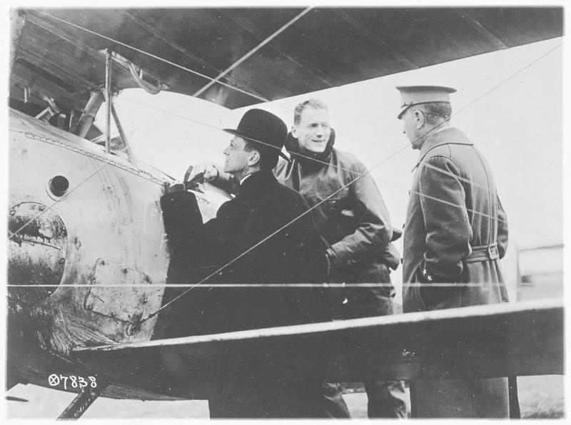 Le secrétaire à la Guerre, Newton D. Baker et le général Pershing, durant une visite dans une école d'aviation américaine