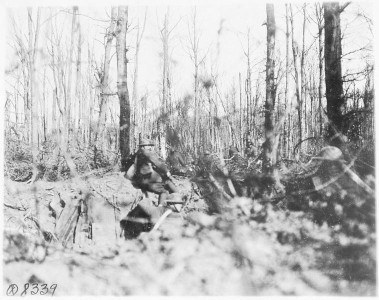 Une patrouille américaine avançant dans un no mans land
