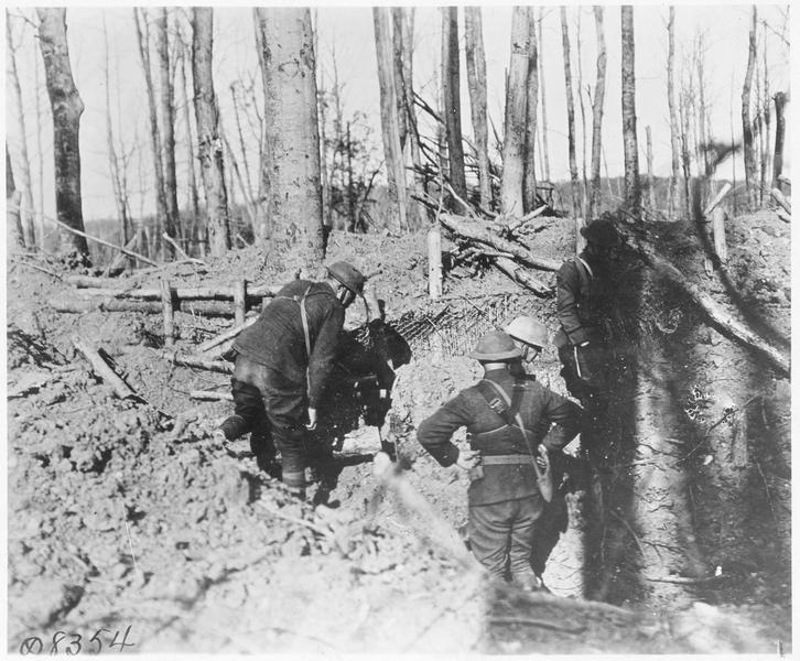 Une patrouille américaine se dirige vers le no mans land