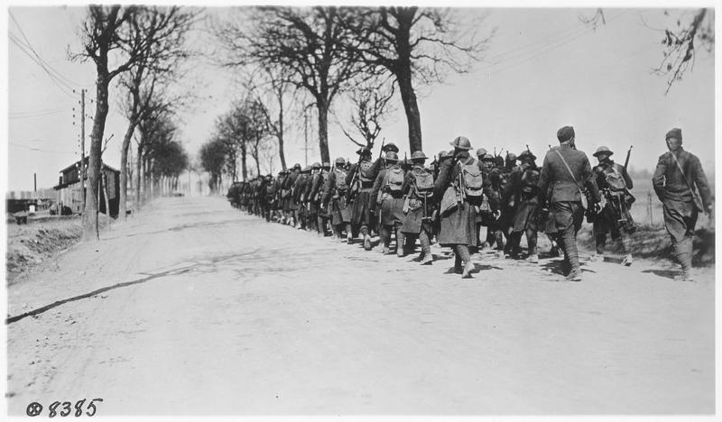 Compagnie d'infanterie américaine, en route pour la ligne de front