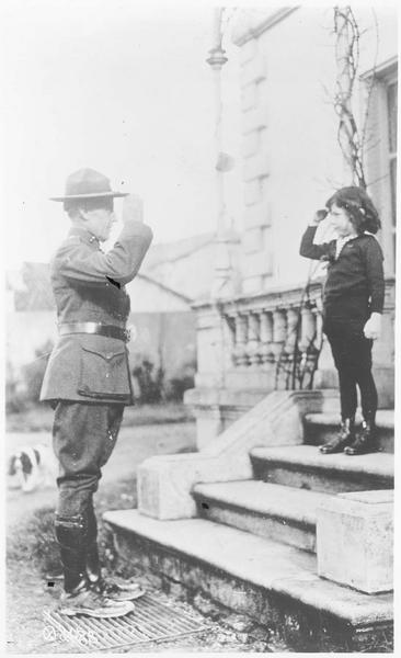 Officier américain rendant son salut à un enfant