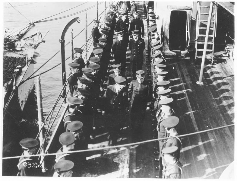 Officier anglais visitant un navire américain et ses nouvelles infrastructures de combat