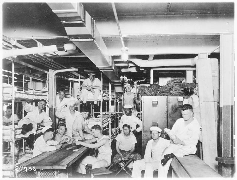 Dortoir et salle de repos à bord d'un navire américain