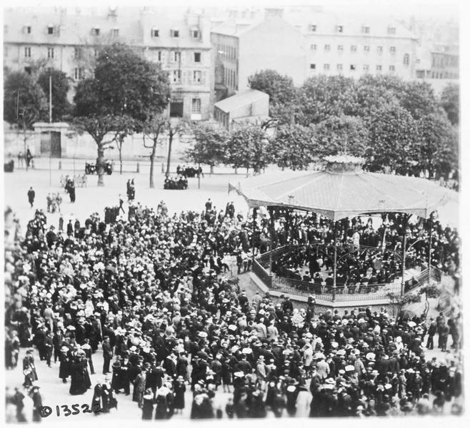 Concert donné dans un kiosque à musique