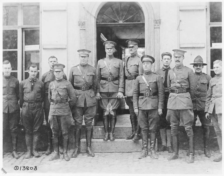 Groupe d'officiers et de soldats attachés à la mission américaine