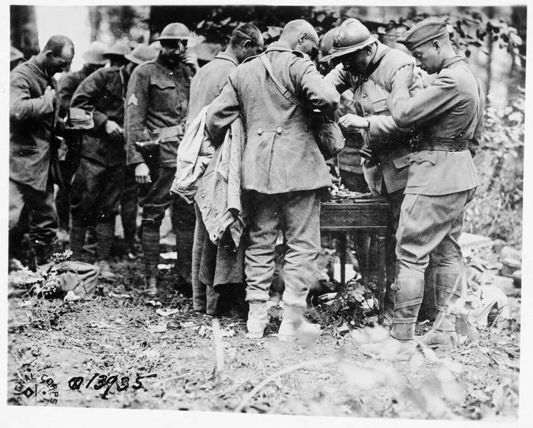 Les prisonniers allemands sont fouillés et leurs objets personnels confisqués