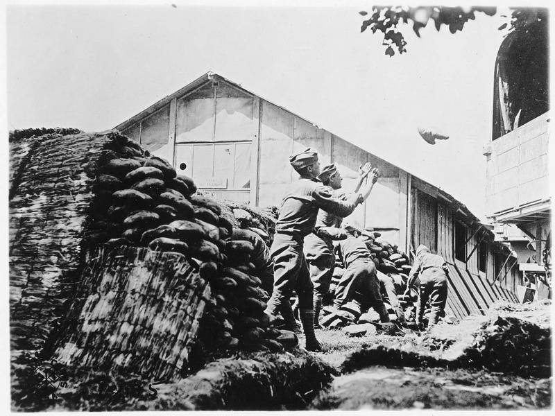 Déchargement de sacs de marchandises