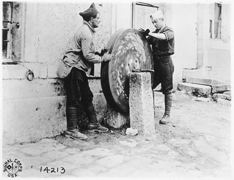 Deux soldats de la 26ème division américaine aiguisant leurs couteaux