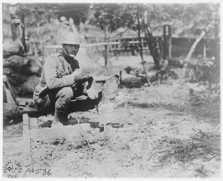 Lieutenant américain montrant les restes d'une bombe de gaz ennemie