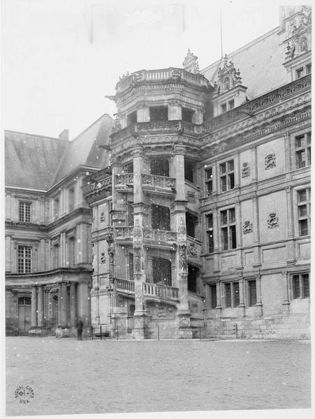 Le célèbre escalier extérieur du château de Blois