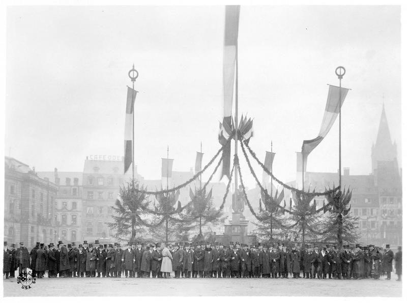 Foule devant la statue de Kléber le jour de la visite du président Poincaré