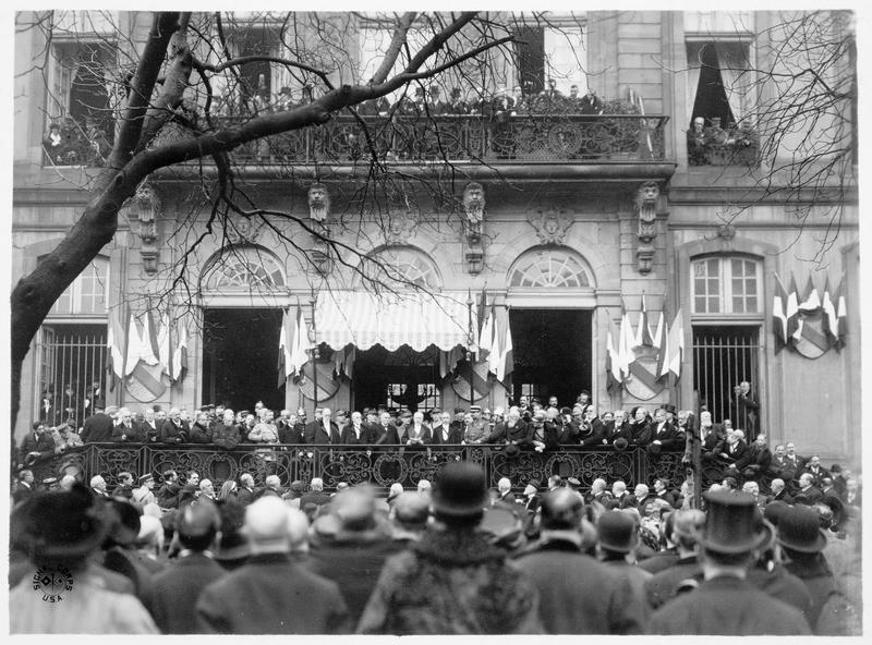 Le président Poincaré s'adressant à la foule