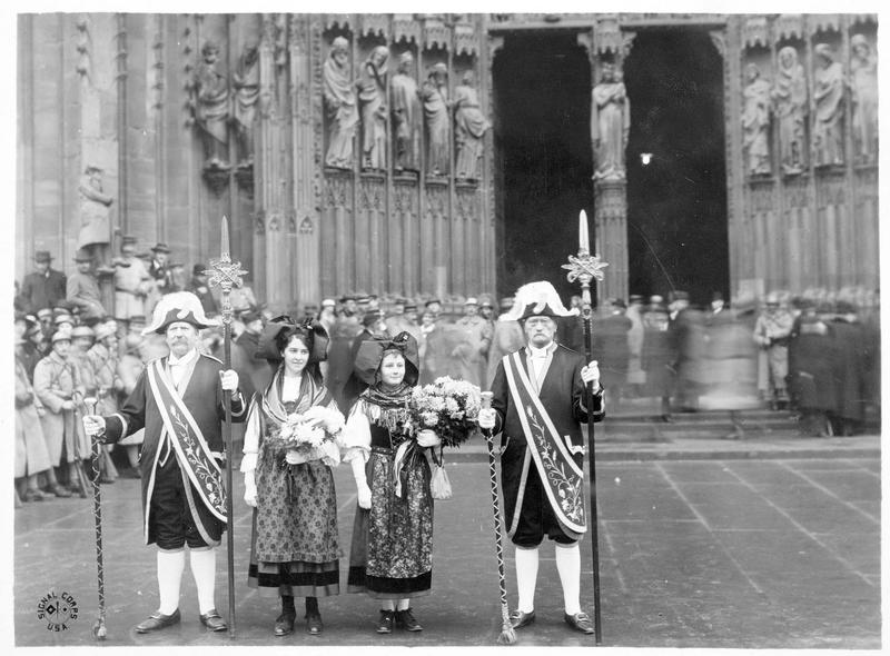 Deux bedeaux et deux jeunes filles devant la cathédrale