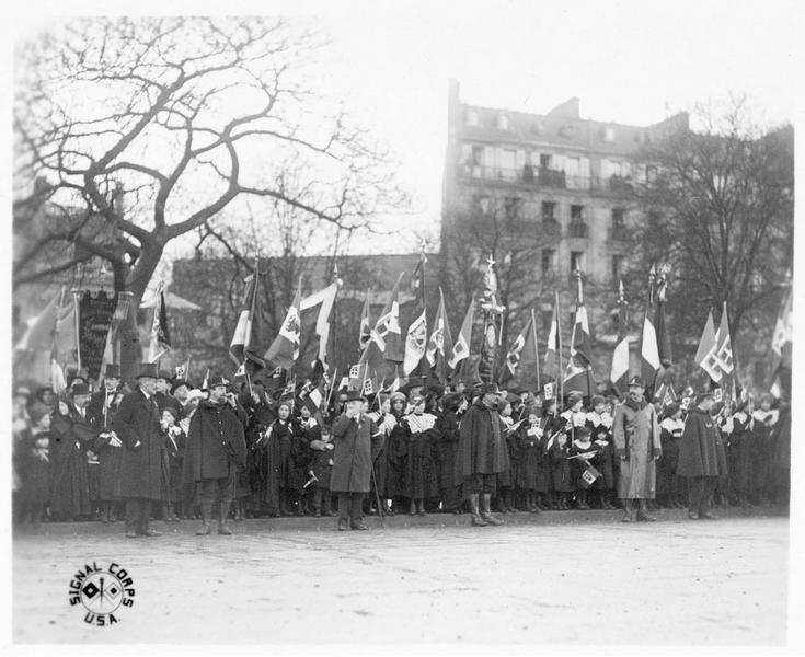Foule rassemblée sur les Champs-Elysées avec des drapeaux, attendant l'arrivée du roi d'Italie Victor-Emmanuel