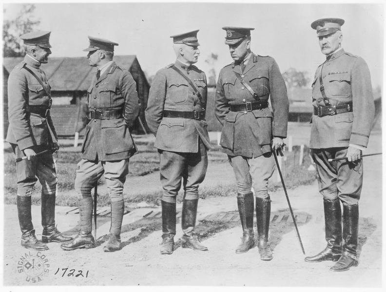 Cinq généraux ayant mené de victorieuses manœuvres. Voir liste dans les archives de la MPP