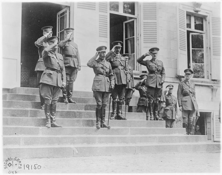 Le général Pershing et le roi George V passent en revue la 33ème division