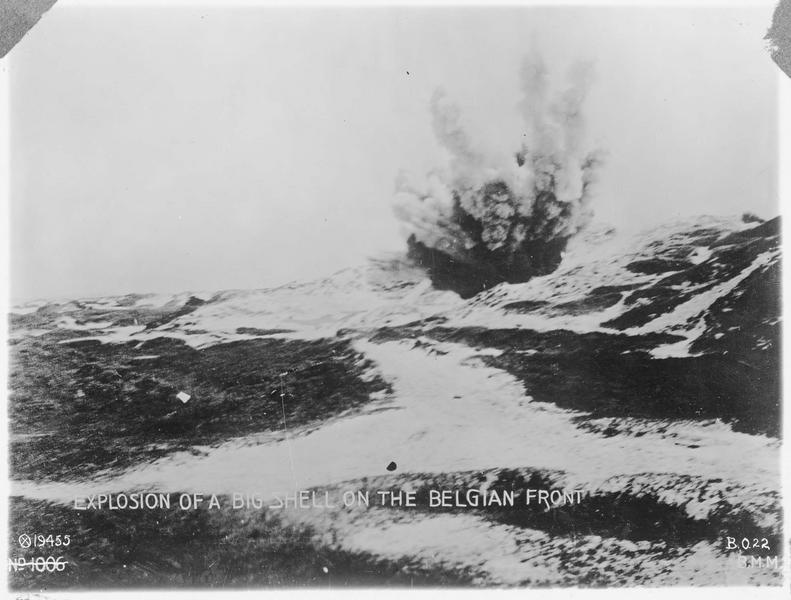 Explosion d'un gros obus sur la ligne de front belge