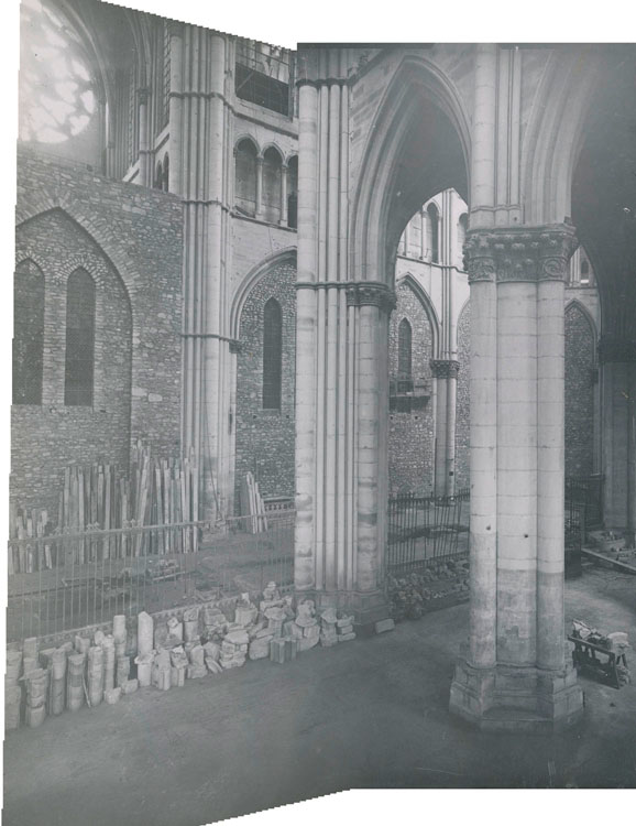 Panorama reconstitué : les piliers du choeur et le mur de séparation de l'église provisoire, vus du croisillon sud du transept, côté ouest