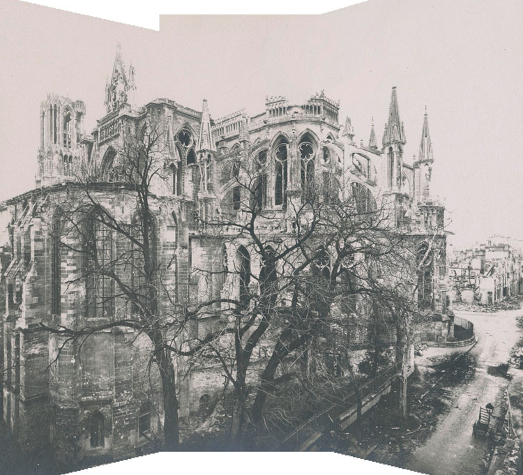 Panorama reconstitué : façade sud et chevet, détériorés par les bombardements, depuis le toit de la Maison Douce, au coin des rues du Cloître et du Cardinal-de-Lorraine ; Au premier plan, le chevet de la chapelle archiépiscopale