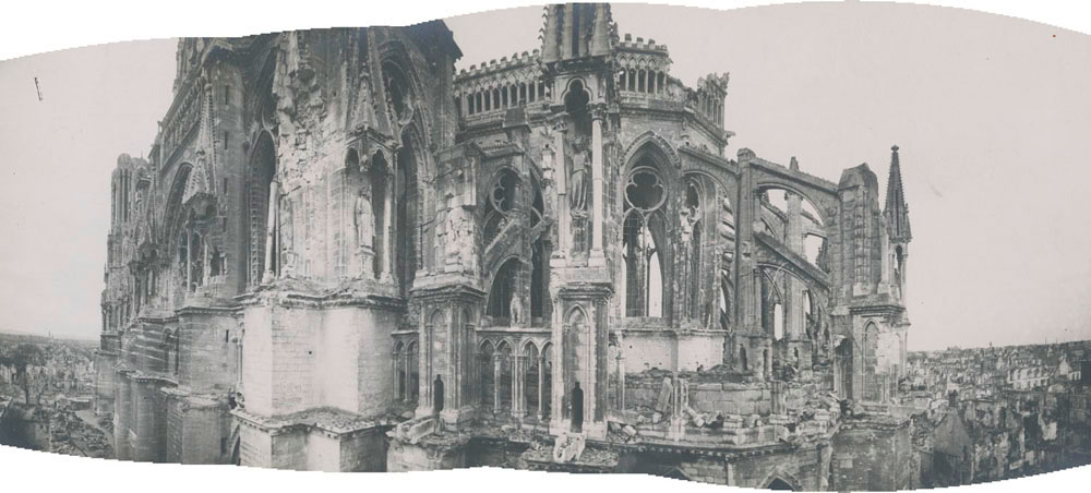 Panorama reconstitué : façade sud et chevet, détériorés par les bombardements, depuis le toit d'une maison de la rue du Cloître