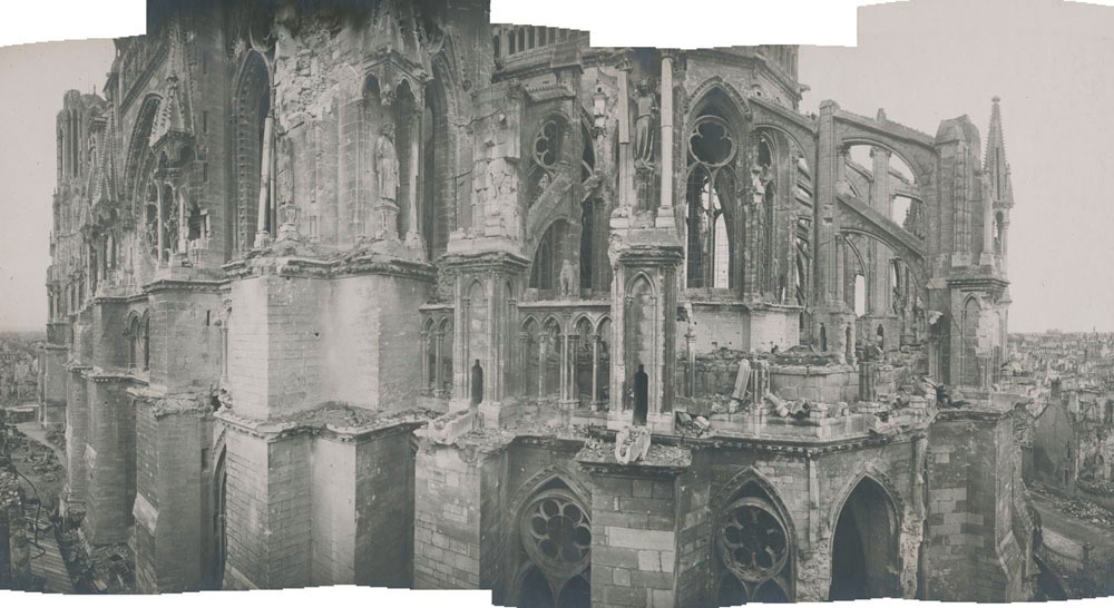 Panorama reconstitué : façade sud et chevet, détériorés par les bombardements, depuis l'escalier de la chapelle archiépiscopale