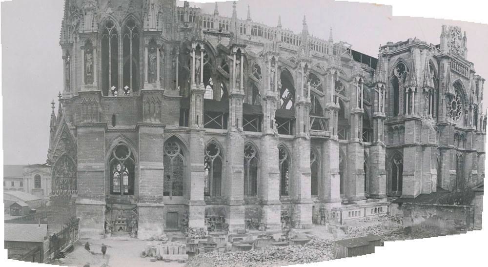 Panorama reconstitué : façade sud ; Toiture provisoire des combles du bas-côté sud ; En bas à gauche, le hangar Bessonneau servant de dépôt lapidaire