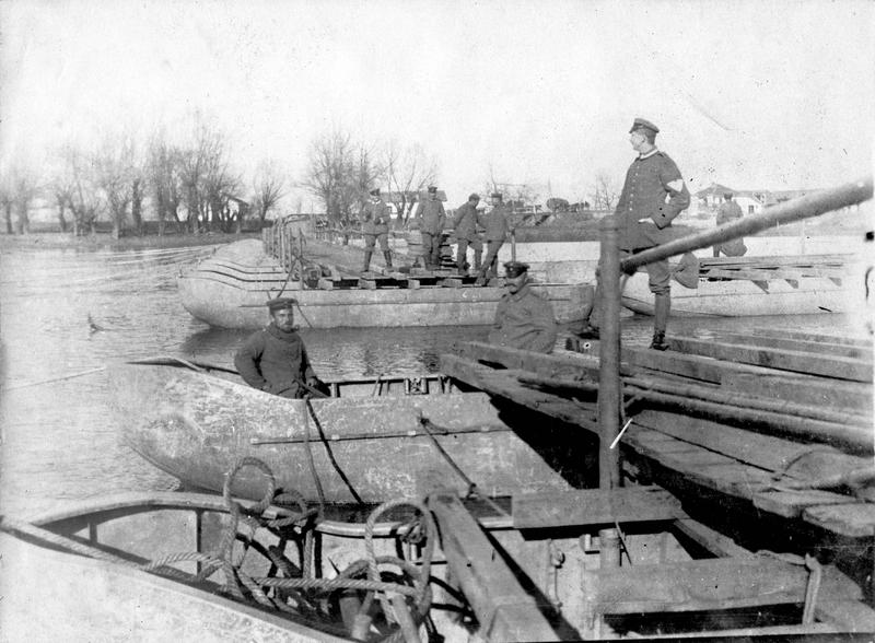 Macédoine. Les pionniers allemands construisant un ponton novembre 1916