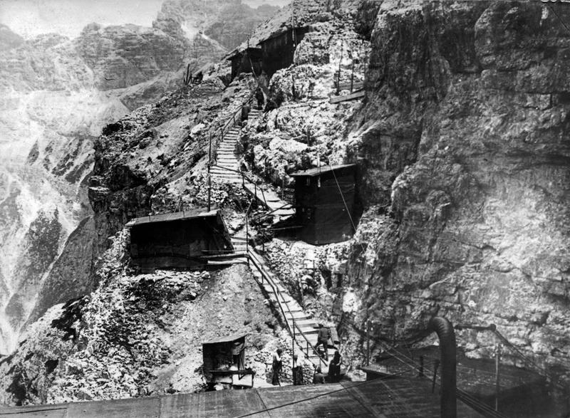 Abris austro-hongrois en haut des Dolomites. Octobre 1916