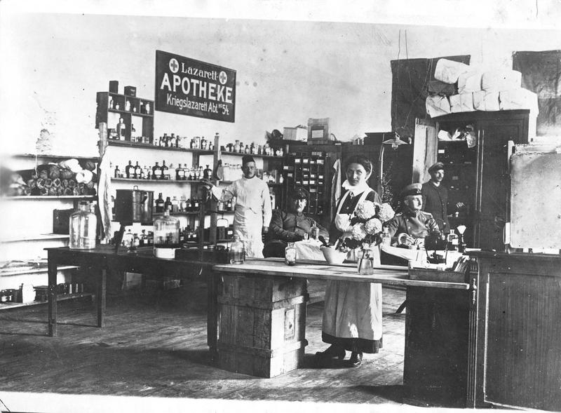 Vue intérieure d'une pharmacie d'hôpital allemande en Macédoine. Décembre 1916