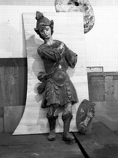 Statue mutilée en bois d'époque Louis XIV : saint Michel