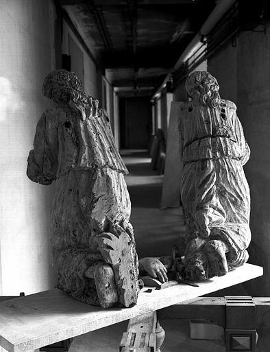 Statues en bois : deux anges adorateurs (dos)