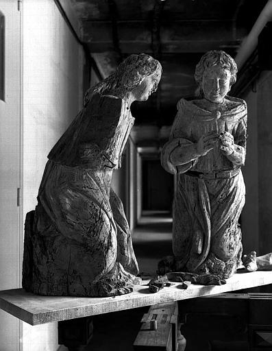 Statues en bois : deux anges adorateurs (profil)