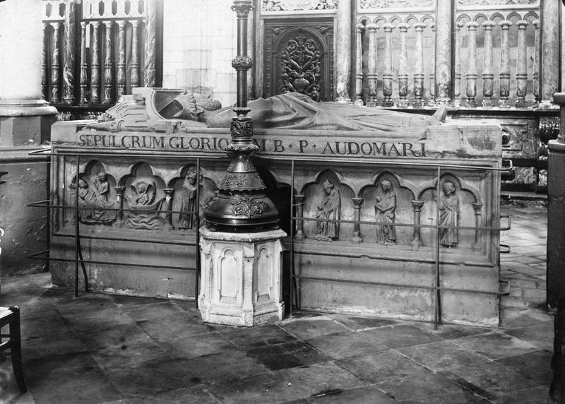 tombeau (gisant) de saint Omer - © Ministère de la Culture (France), Médiathèque du patrimoine et de la photographie (objets mobiliers), tous droits réservés