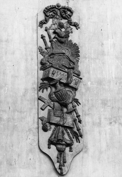 panneau sculpté : trophée - © Ministère de la Culture (France), Médiathèque du patrimoine et de la photographie (objets mobiliers), tous droits réservés