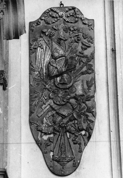 panneau sculpté : trophée - © Ministère de la Culture (France), Médiathèque du patrimoine et de la photographie (objets mobiliers), tous droits réservés
