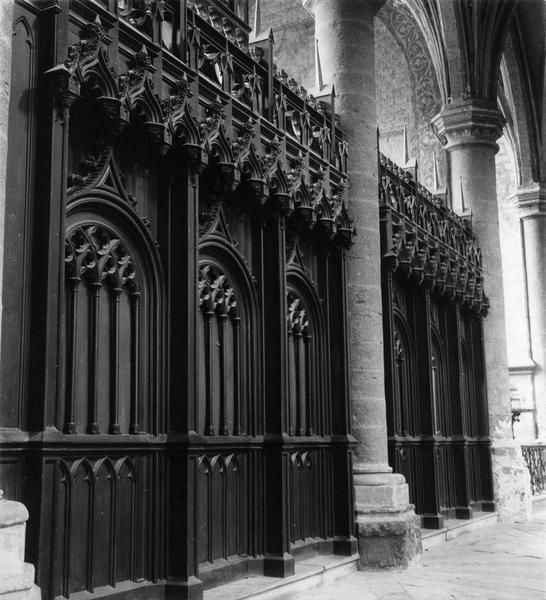 décor néo-gothique : clôture de la chapelle, au sud