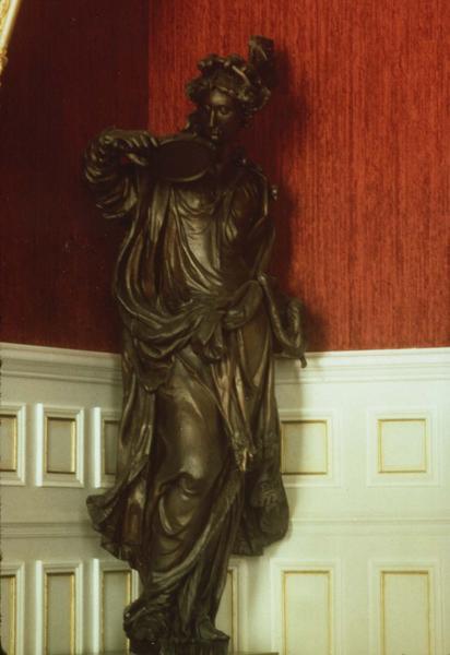 statue de la salle des mariages : vertu cardinale : La Prudence - © Ministère de la Culture (France), Médiathèque du patrimoine et de la photographie (objets mobiliers), tous droits réservés