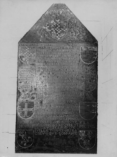 dalle funéraire d'Antoine Dubosc, seigneur de Tassencourt - © Ministère de la Culture (France), Médiathèque du patrimoine et de la photographie (objets mobiliers), tous droits réservés