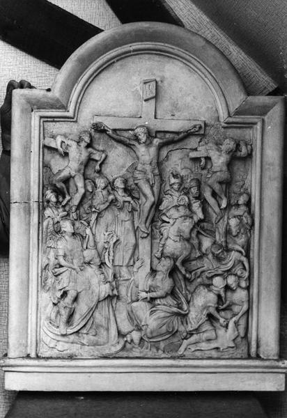 haut-relief : crucifixion avec le donateur Michel Penet accompagné de saint Michel (la) - © Ministère de la Culture (France), Médiathèque du patrimoine et de la photographie (objets mobiliers), tous droits réservés