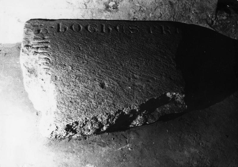 fragment de pierre tombale