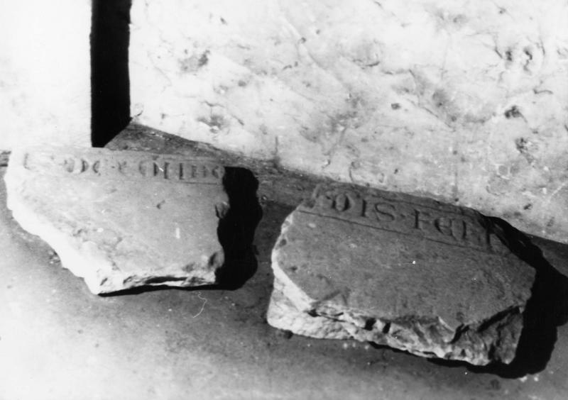 fragment de pierre tombale