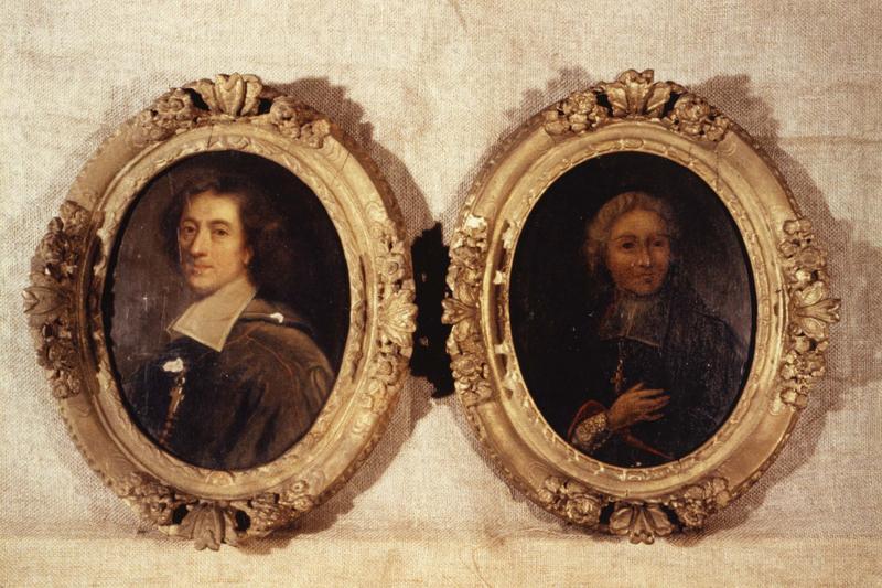 tableaux : portrait de Claude Le Tonnelier de Breteuil évêque de Boulogne de 1682 à 1697 et de Pierre de Langle évêque de Boulogne de 1698 à 1724 et leurs cadres