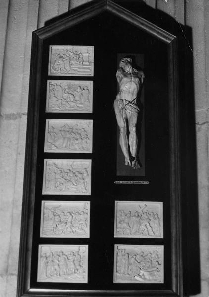 huit stations du chemin de croix et un crucifix en ivoire accrochés sur un panneau contre un pilier du transept - © Ministère de la Culture (France), Médiathèque du patrimoine et de la photographie (objets mobiliers), tous droits réservés