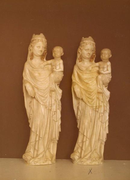 statue (statuette) : Vierge à l'Enfant dite de la comtesse Mahaut, déposée au musée d'Arras en 1979 (original et copie, réplique par moulage exécutée par les ateliers Maimponte) - © Ministère de la Culture (France), Médiathèque du patrimoine et de la photographie (objets mobiliers), tous droits réservés
