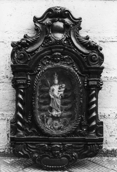 statue (statuette) : Vierge à l'Enfant sur le croissant et le dragon et son encadrement - © Ministère de la Culture (France), Médiathèque du patrimoine et de la photographie (objets mobiliers), tous droits réservés